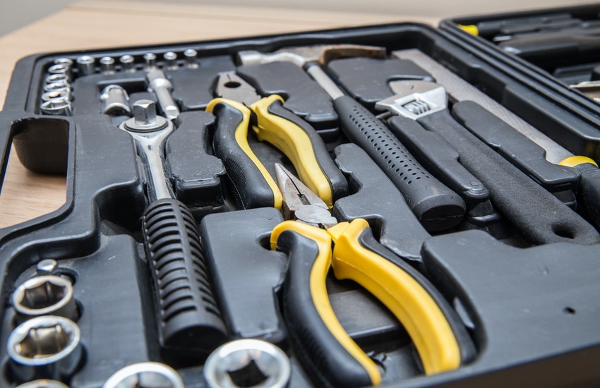 Best Hole Saw Kit for Electricians & Plumbers – Reviews and Buyer’s Guide